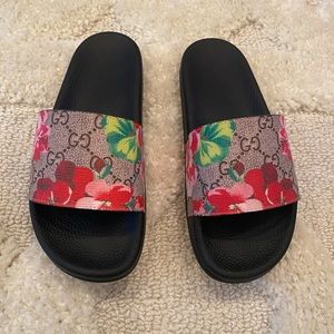 Gucci Signature Hibiscus Bloom Slides. Size 39 / Women’s size 9